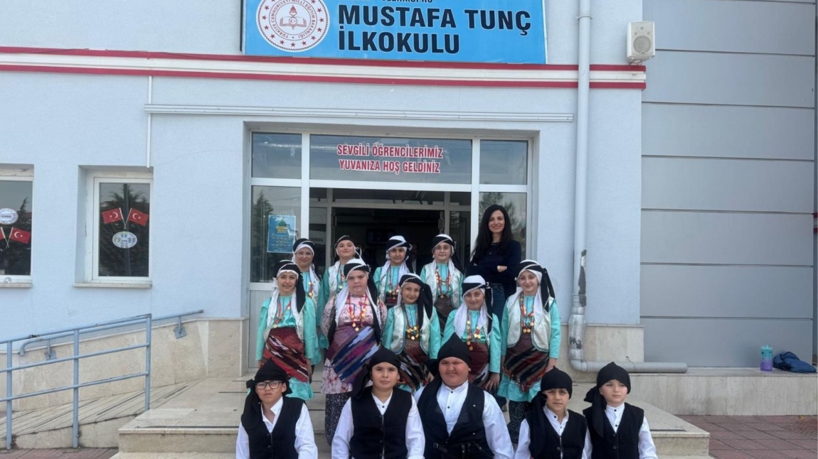 23 NİSAN ULUSAL EGEMENLİK VE ÇOCUK BAYRAMI İLÇE PROGRAMINDA OKULUMUZ HALK OYUNLARI EKİBİNDEN GÖSTERİ